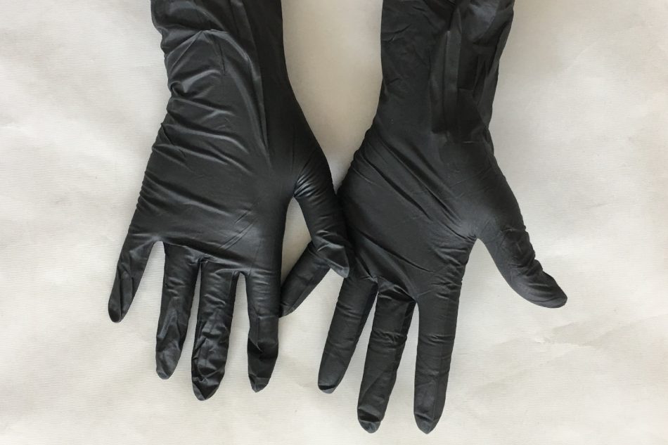 Disposable black nitrile rubber gloves (1)