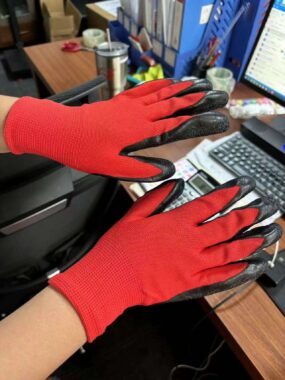 Heavy duty industrial latex gloves