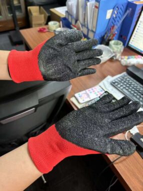 Heavy duty industrial latex gloves